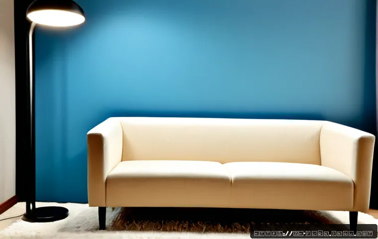 플로어 스탠드 조명 추천 - Photorealistic modern living room showcasing a tall matte black arc floor lamp beside a soft beige s...